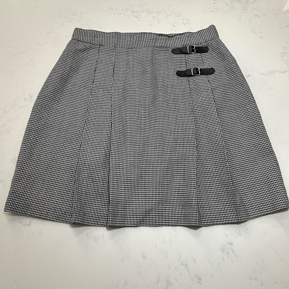 Chic Houndstooth Mini Skirt with Buckle Accents